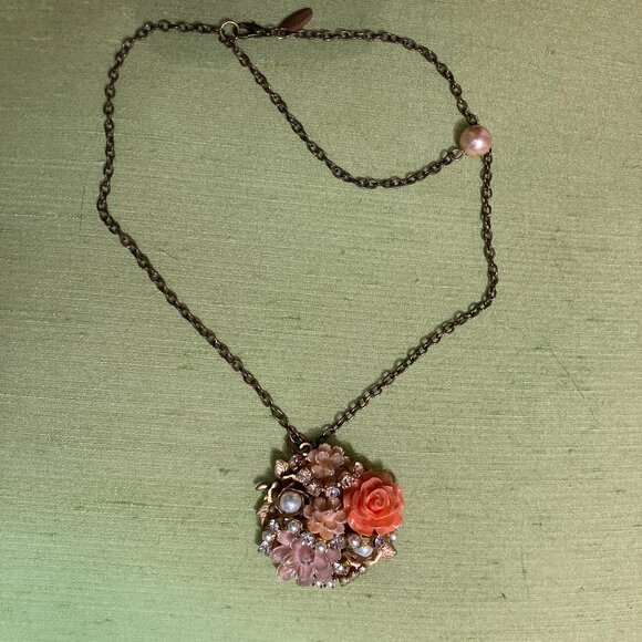 Lenora Dame pendant necklace - Picture 1 of 2